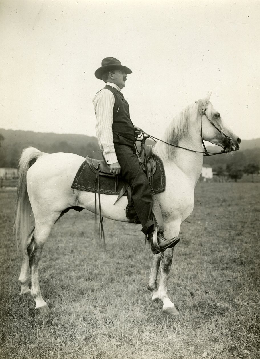 Homer Davenport cartoonist op zijn Arabische paard, ca. 1905-12 door Jessie Tarbox Beals