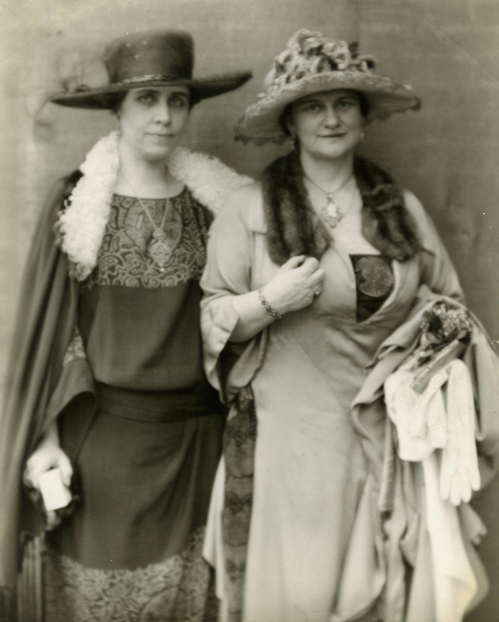 Mevrouw Coolidge & haar vriendin mevrouw Frances Parkinson Keyes, 1924 door Jessie Tarbox Beals