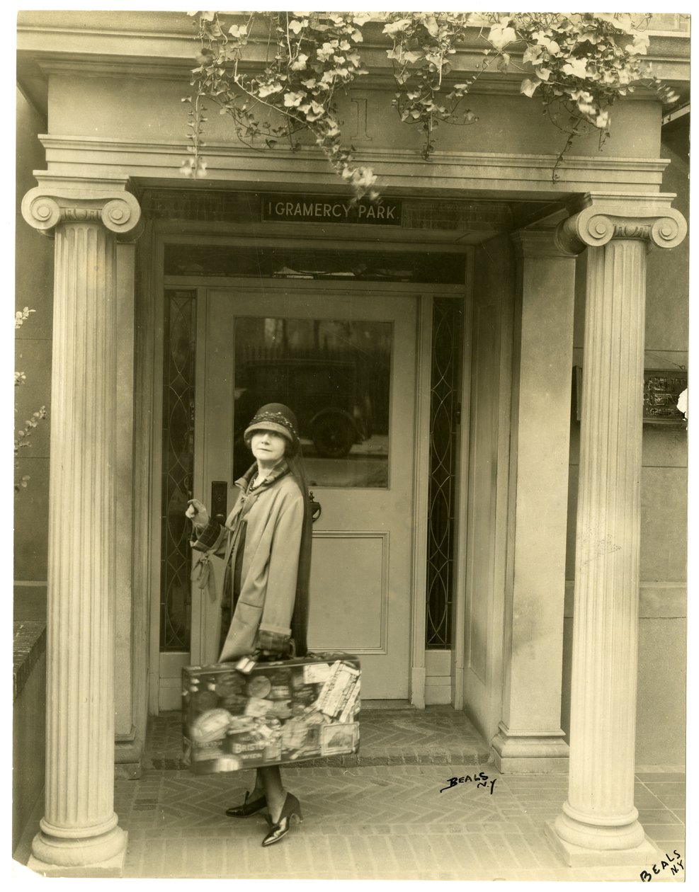 Mevrouw L C Harper (Mabel Herbert Urner) op weg naar Europa om monsters te verzamelen, New York, VS, ca. 1905-27 door Jessie Tarbox Beals