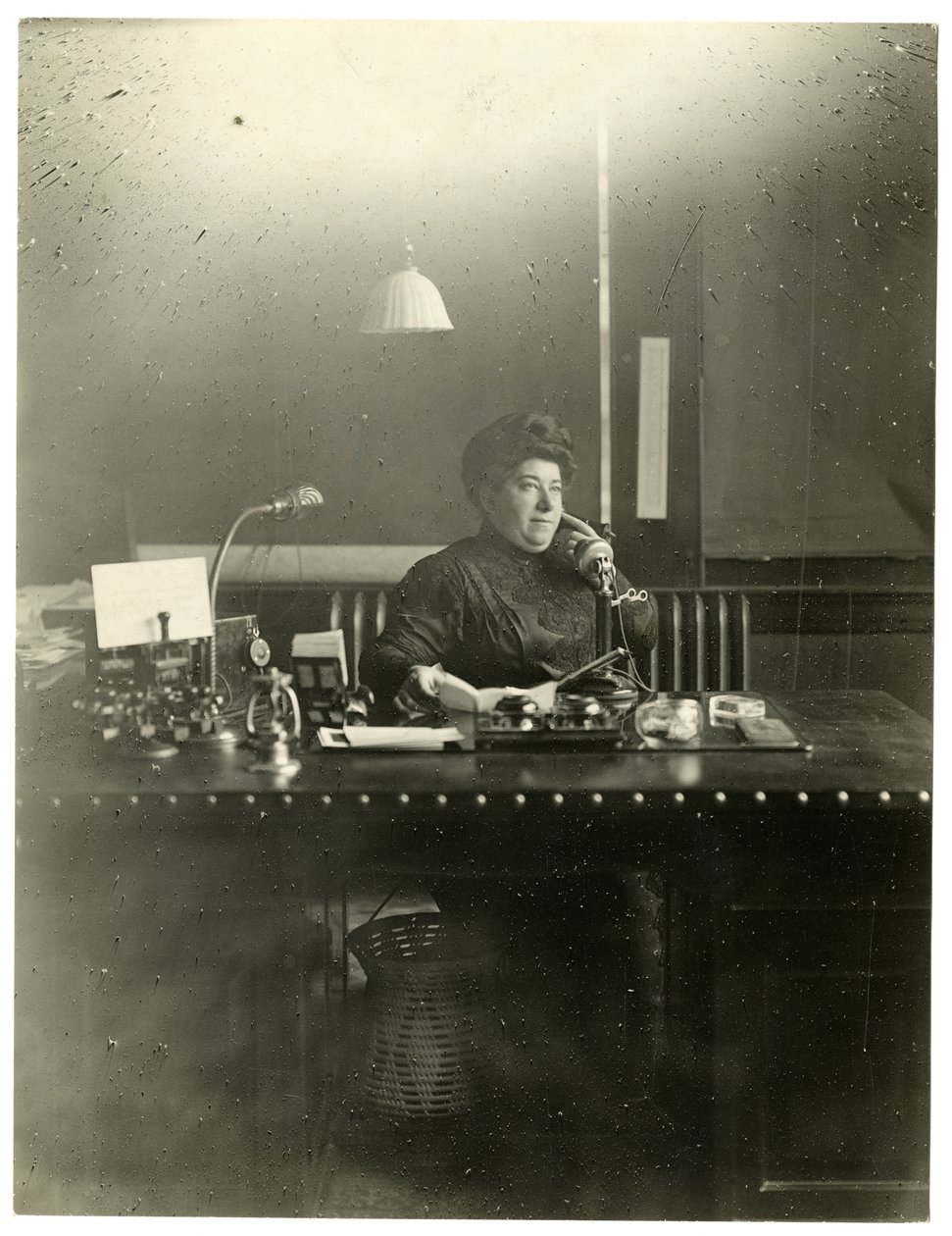 Mevrouw Chas Netcher uit Chicago, eigenaar van een van de grootste winkels The Boston Store daar Ze is nu weer getrouwd, vind haar naamsverandering Mollie Alpiner Netcher Newbury, ca. 1905-18 door Jessie Tarbox Beals