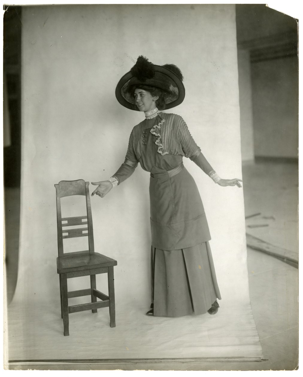 "Neem plaats" Correcte houding van benen, lichaam, armen en handen, ca. 1905-18 door Jessie Tarbox Beals