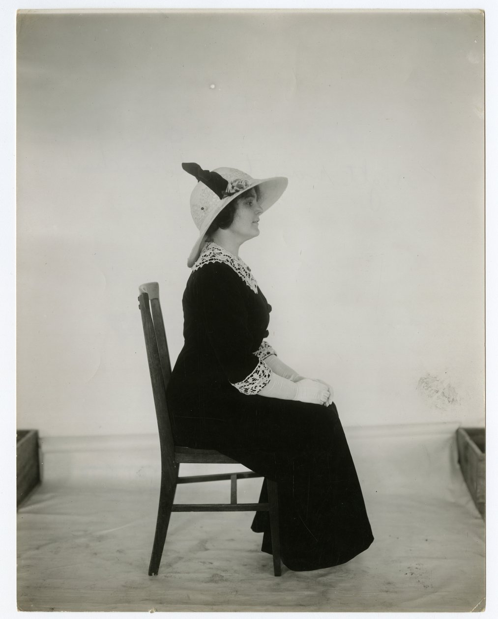 Juiste manier om in een stoel te zitten, c.1905-18 door Jessie Tarbox Beals