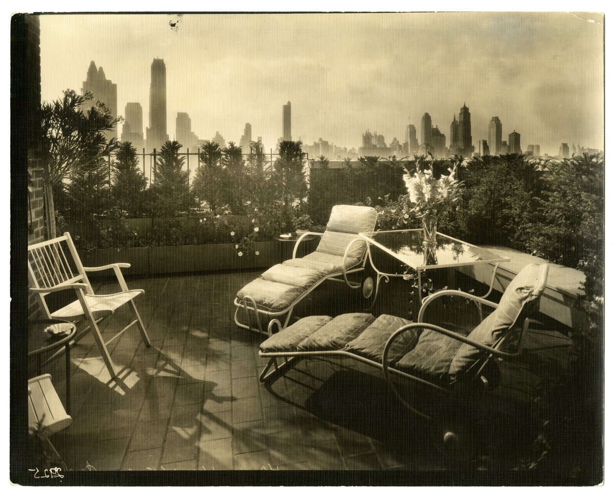 Terras van Mevr. Alice Woodward Rhinehardt, 400 E 52 St, ca. 1936-37 door Jessie Tarbox Beals