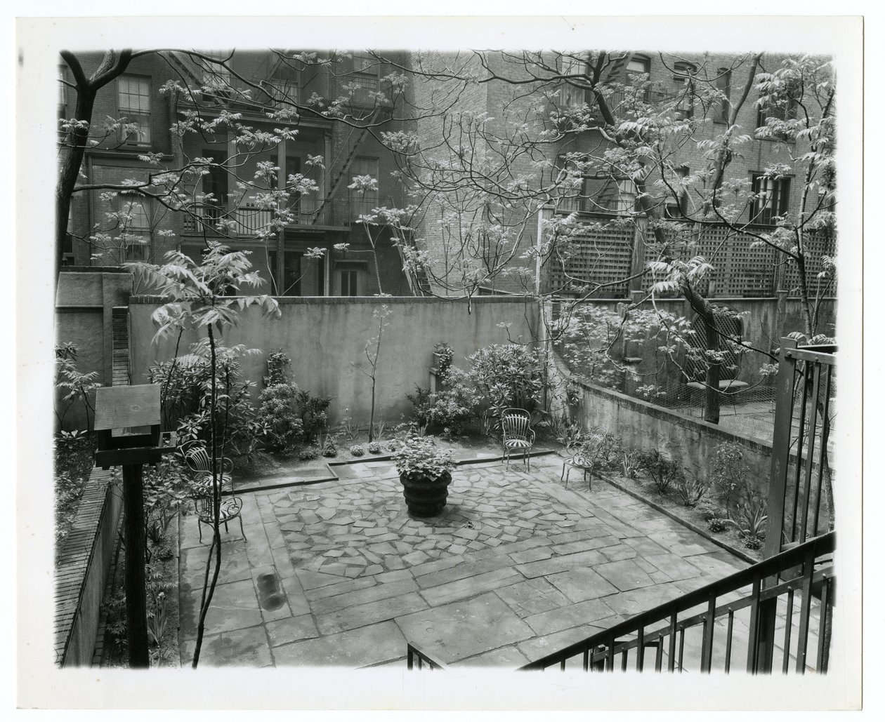 achter patio met vogelhuisje, New York, VS, ca. 1905-40 door Jessie Tarbox Beals