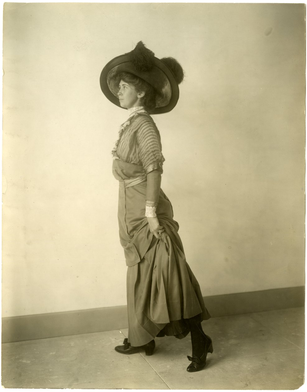 model met gevederde hoed, ca. 1905-18 door Jessie Tarbox Beals