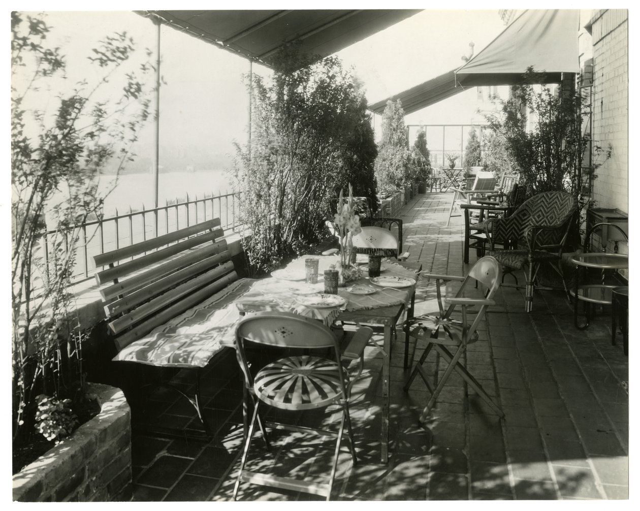 Patio met uitzicht op de rivier, ca. 1936-37 door Jessie Tarbox Beals