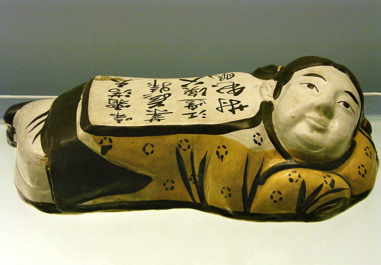 Keramiek, kussen in de vorm van een kind, met een gedicht dat een nachtlandschap oproept, uit Cizhou, Jin-dynastie (1115-1234), Shanghai Nationaal Museum. Fotografie, Leonard de Selva, China, 2006. door Jin Dynasty Chinese School