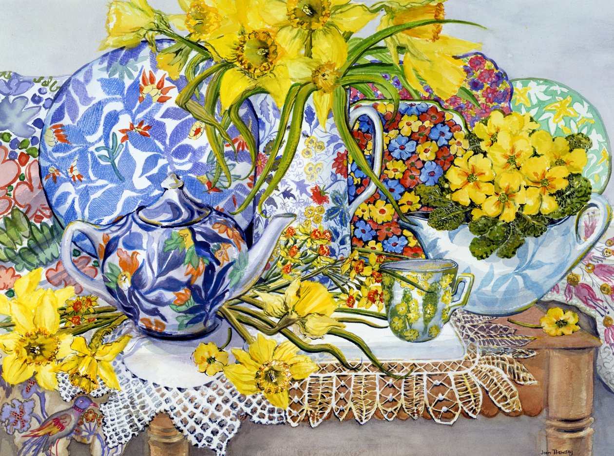 Narcissen, antieke kruiken, borden, textiel en kant door Joan Thewsey