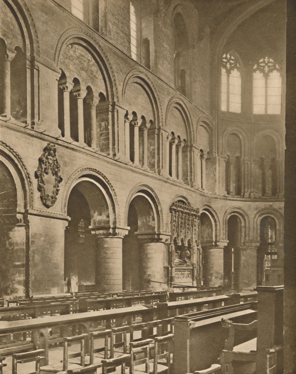 Binnen Grote St. Bartholomews: Raheres Graf in het koor, c1935 door Joel