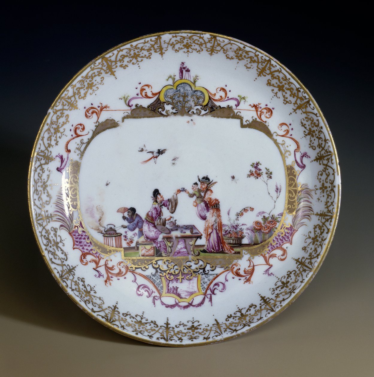 Duitse Kunst: Meissen Porselein. Chinoiserie die Aziatische personages voorstelt die thee drinken. Schotel versierd door Johann Gregor Hoeroldt, circa 1730 door Johann Gregor Herold