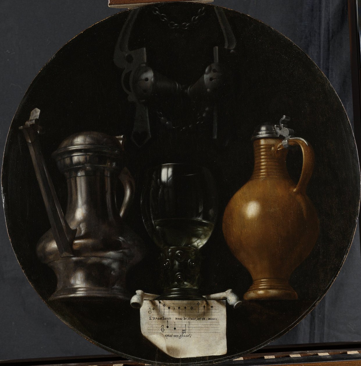 Emblematisch stilleven met kruik, glas, kan en hoofdstel, 1614 door Johannes Torrentius
