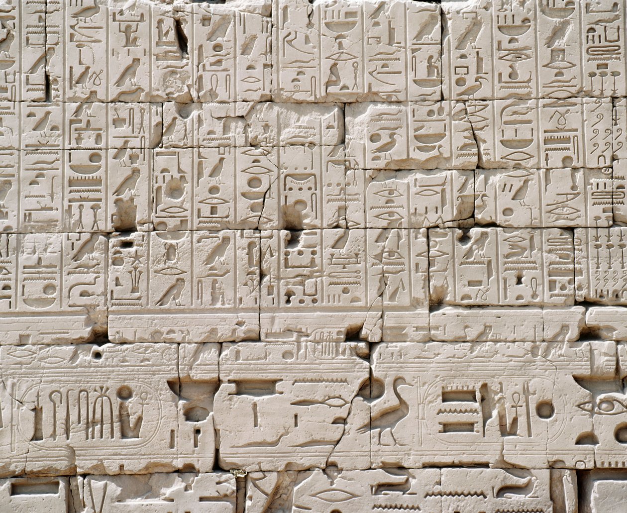 Egypte, Luxor, Karnak, Grote Tempel van Amon, Grote Hypostyle Hal, Detail van buitenmuur door Walter Charles Mills