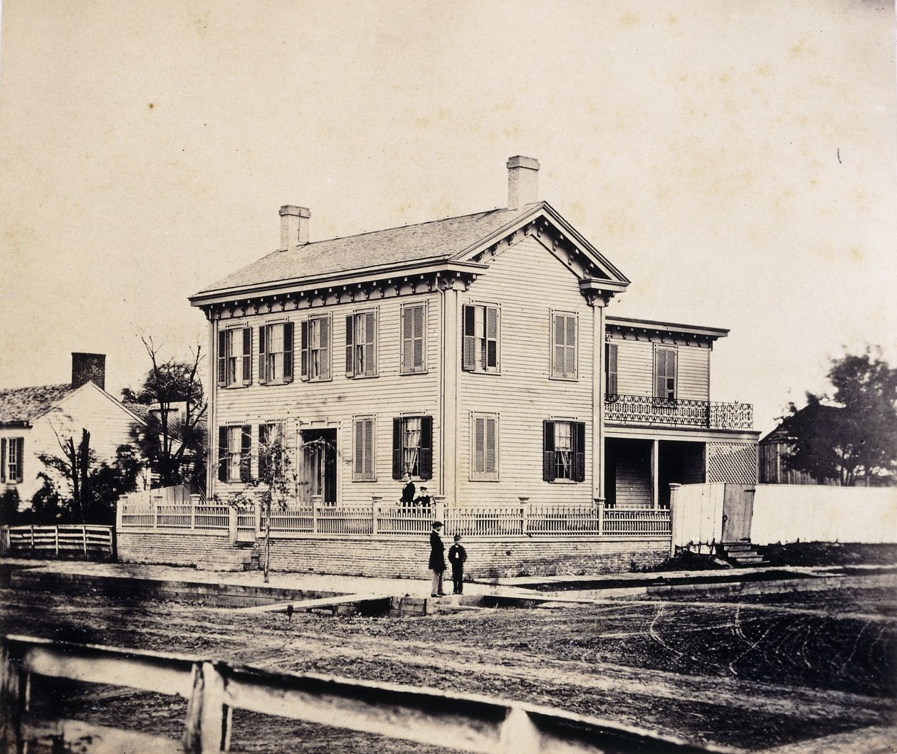 Abraham Lincoln poseert voor zijn huis in Springfield, Massachusetts, ca. 1860s-1870s door John Adams Whipple
