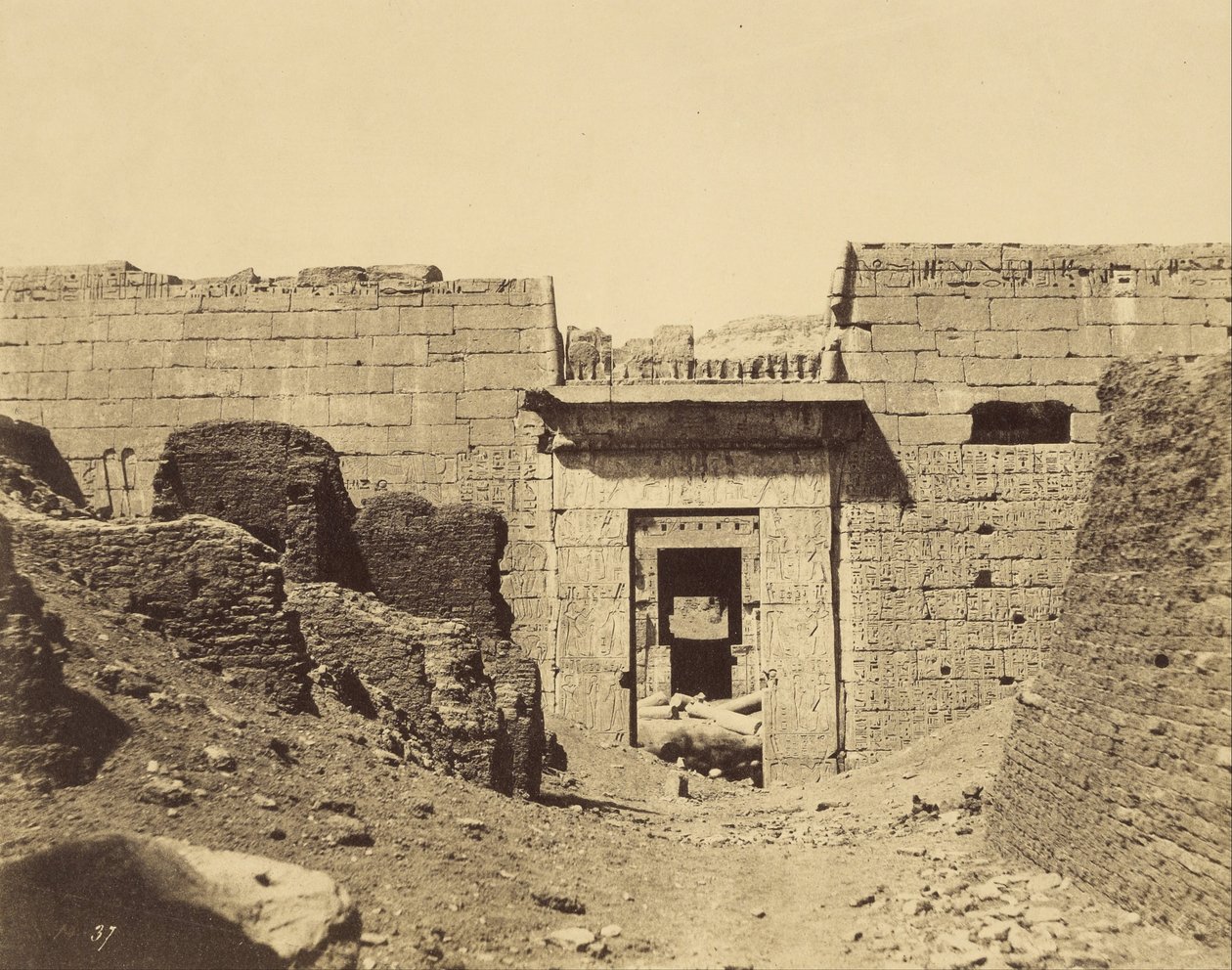 Médinet-Habou, Paleis van Ramsès Méïamoun, Ingang van de Tweede Hof door John Beasly Greene