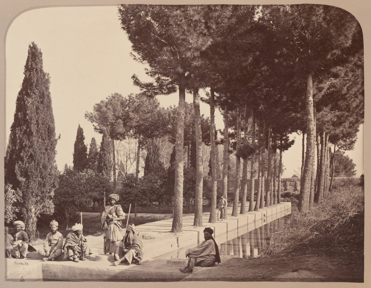 Afghaanse stamleden rusten in de tuinen van Babur, Jalalabad, 1878 door John Burke