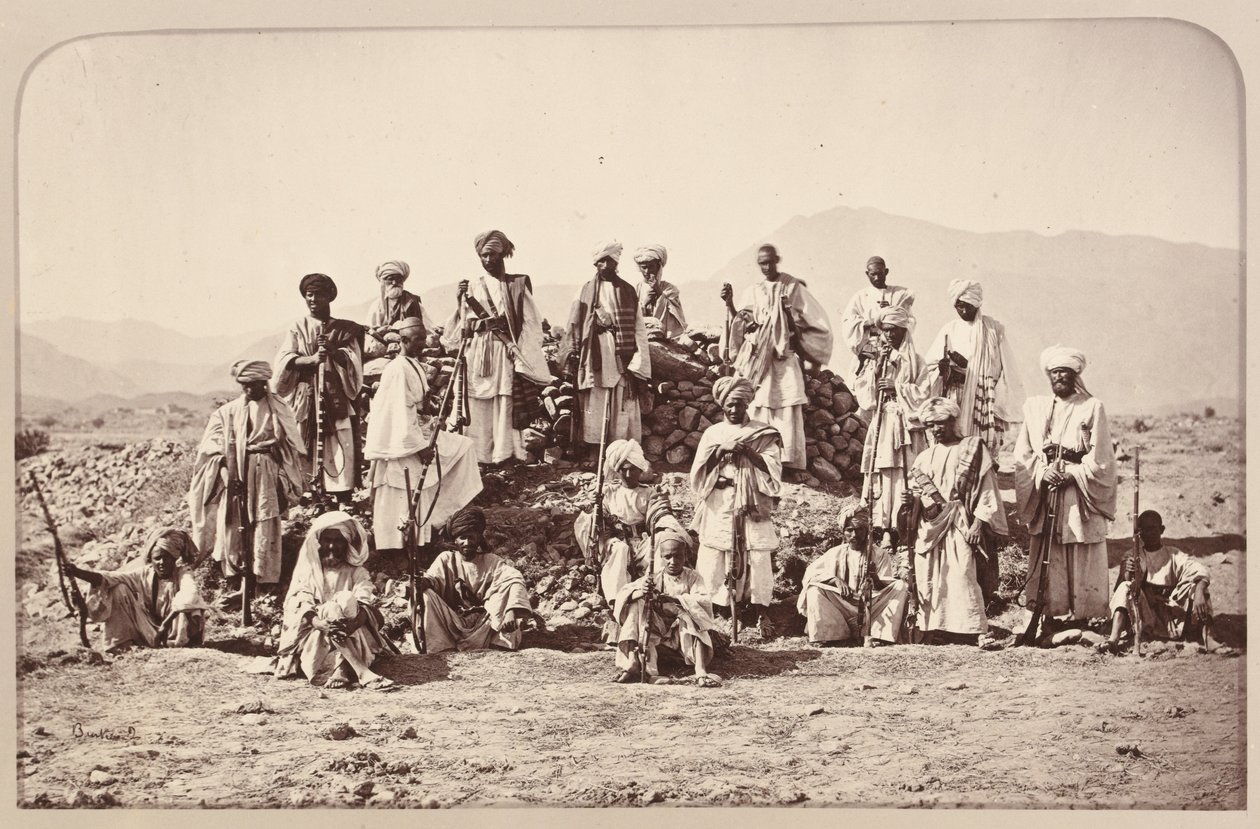 Afridi-piket bij Jumrood, Khyber en Rotass in de verte, ca. 1879 door John Burke