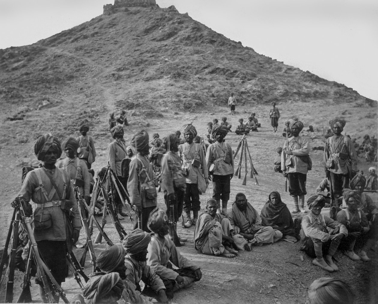 Stop van Gevangenen uit Bassaule met een Begeleiding van het 45e Inheemse Infanterie in de Khurd Khyber door John Burke