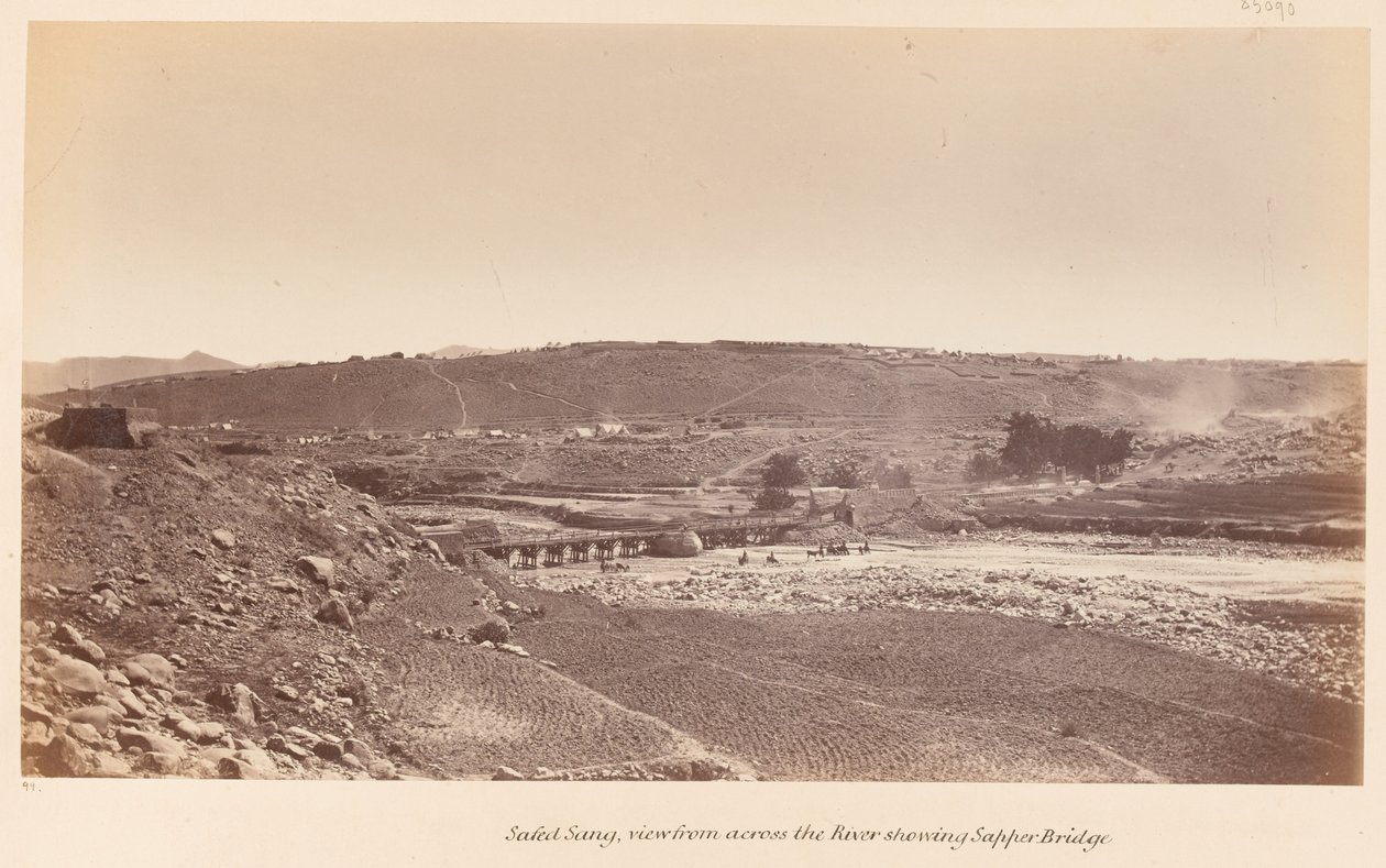 Safed Sang, gezien vanaf de rivier met Sapper Bridge, circa 1878 door John Burke