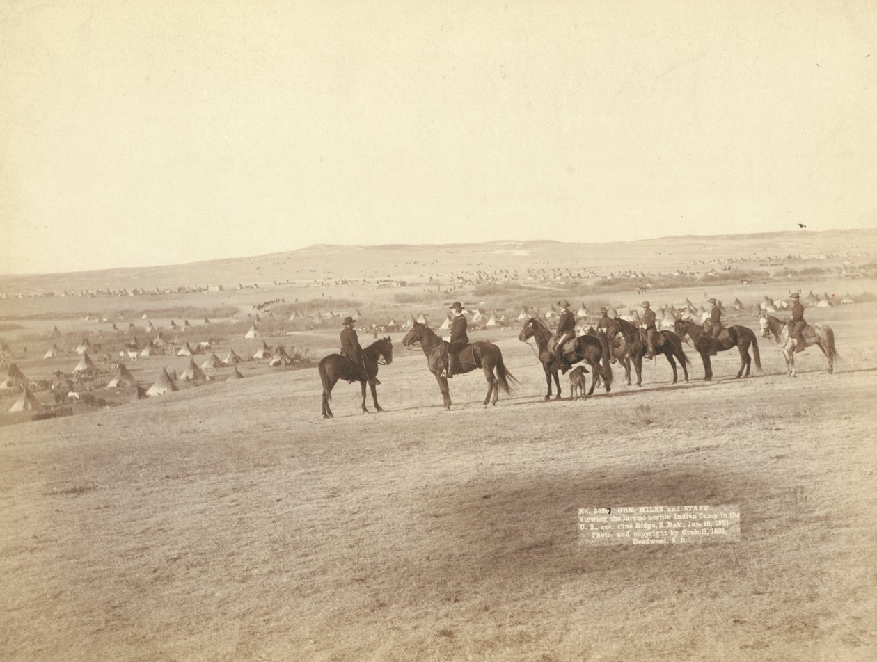 Gen. Miles en staf bekijken het grootste vijandige Indianenkamp in de VS, nabij Pine Ridge door John C. H. Grabill