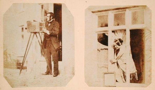 Zelfportret links en Emma Thomasina Llewelyn (1808-81) die een papieren negatief in de zon afdrukt rechts door John Dillwyn Llewelyn
