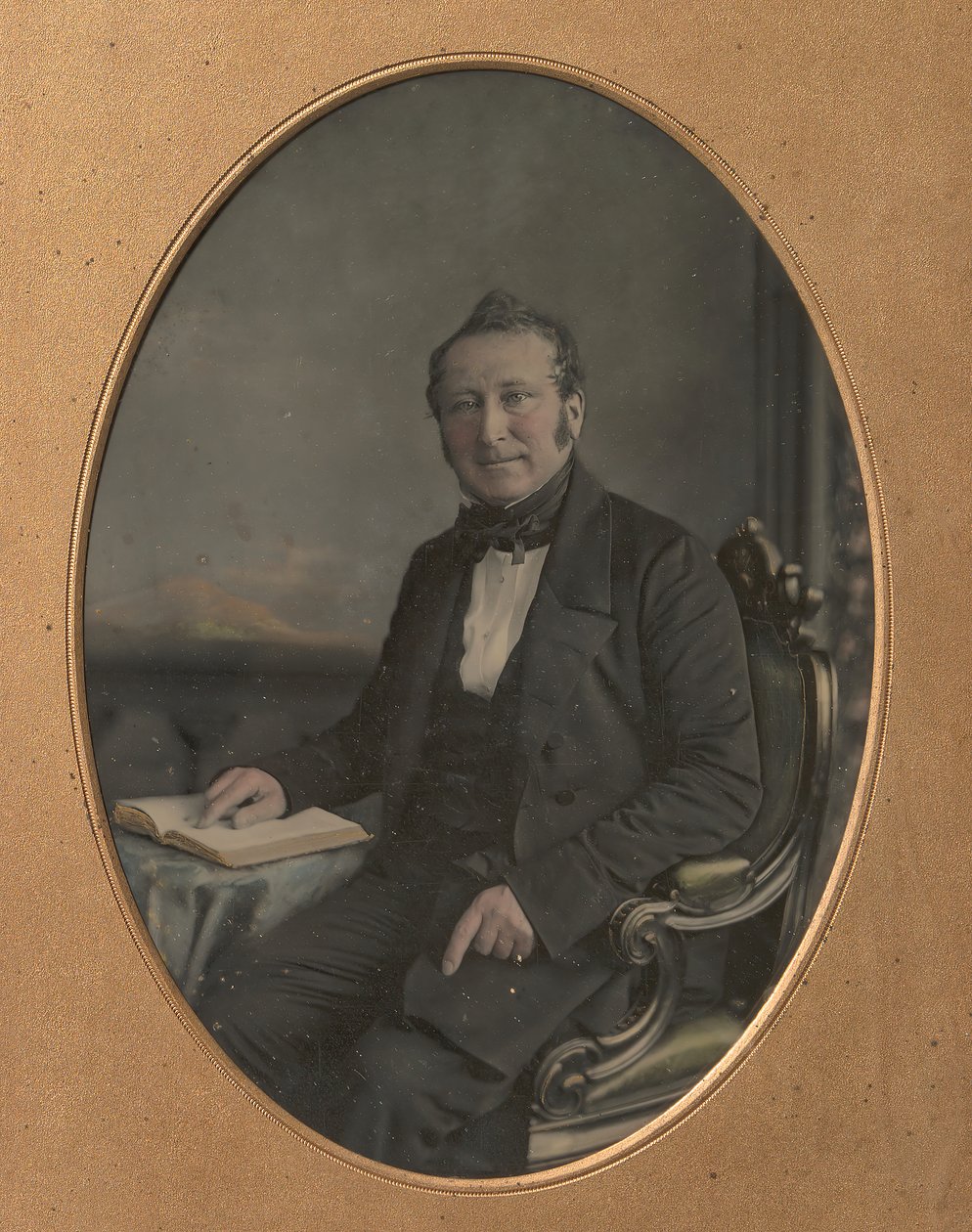 Zittende Man die naar een Passage in een Open Boek Wijst door John Jabez Edwin Mayall
