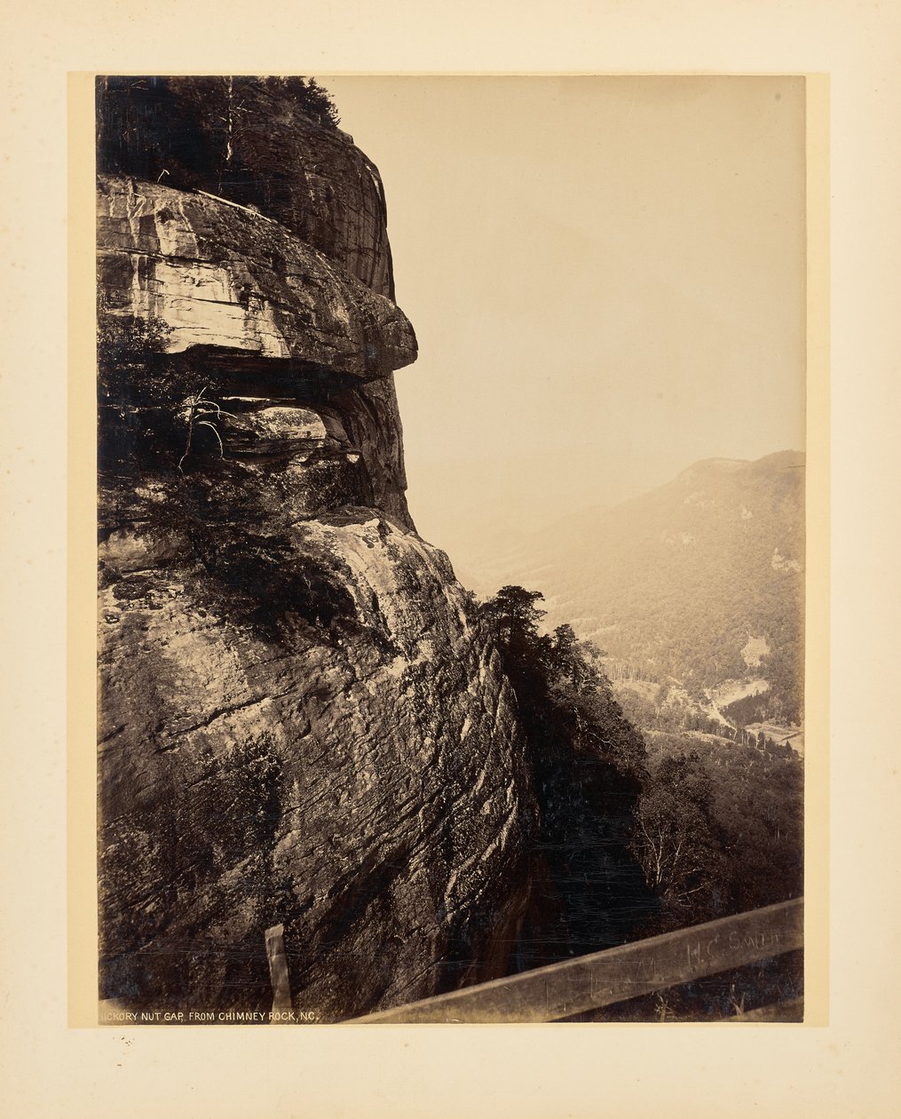 Hickory Nut Gap, vanuit Chimney Rock, North Carolina door John K. Hillers