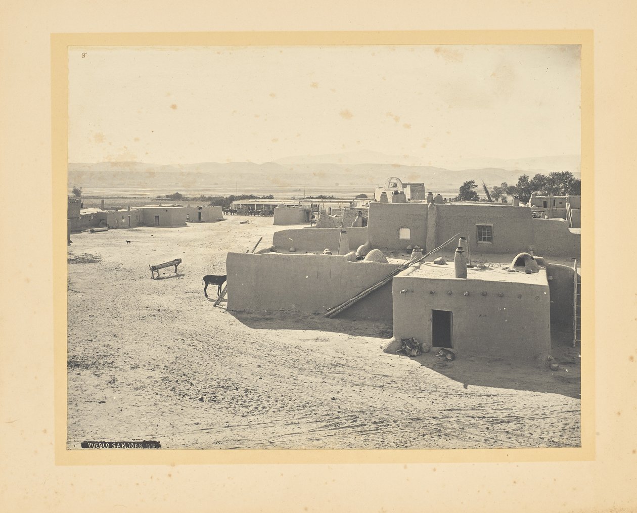 Pueblo San Juan, New Mexico door John K. Hillers