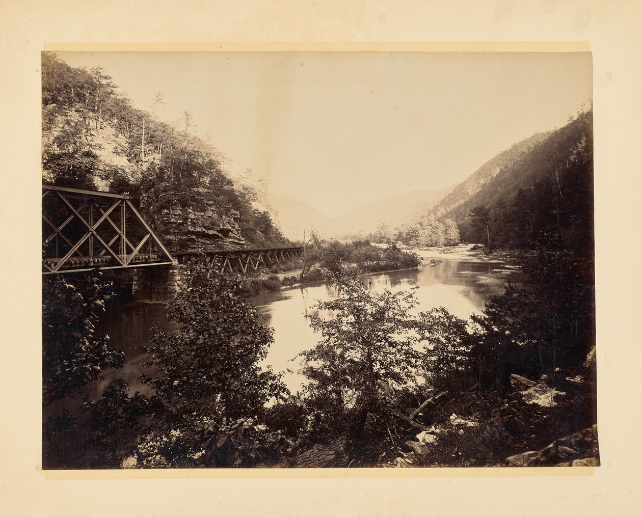 [Spoorwegen en rivier] door John K. Hillers