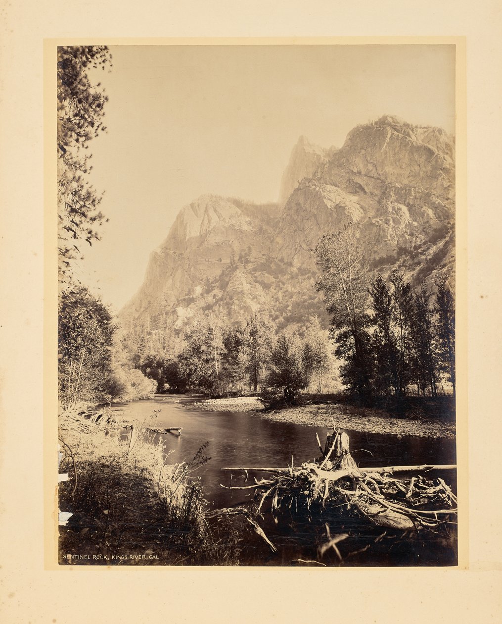 Sentinel Rock, Kings River, Californië door John K. Hillers