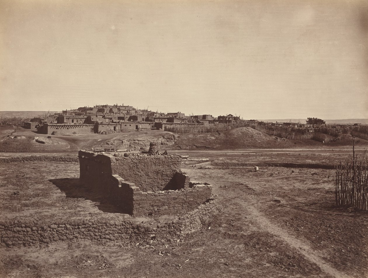 Zuni Pueblo, 1879 door John Karl Hillers