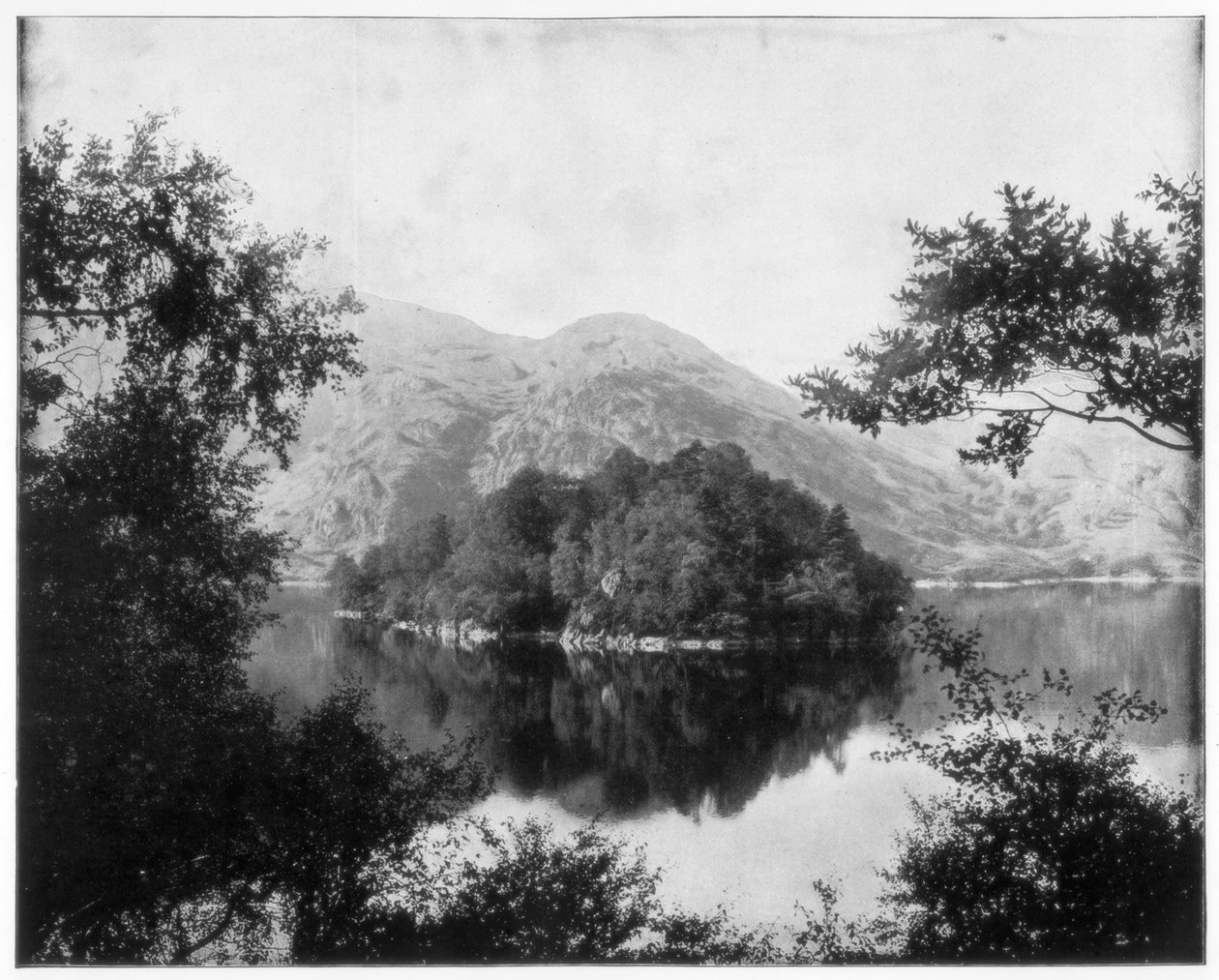 Ellens Isle, Loch Katrine, Schotland, eind 19e eeuw door John L. Stoddard