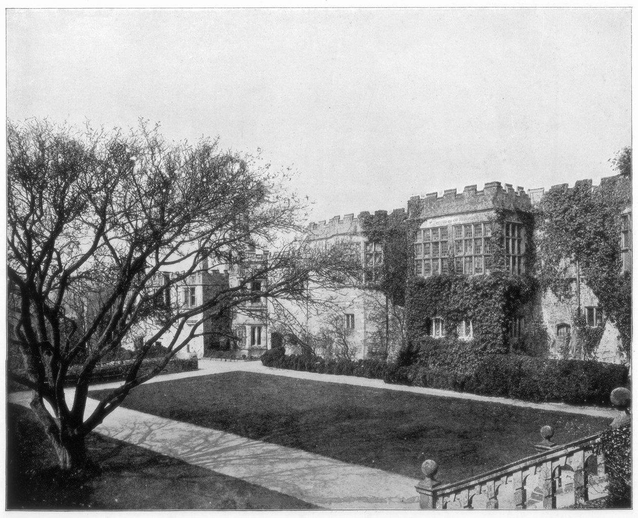 Haddon Hall bij Bakewell, Derbyshire, Engeland, eind 19e eeuw door John L. Stoddard