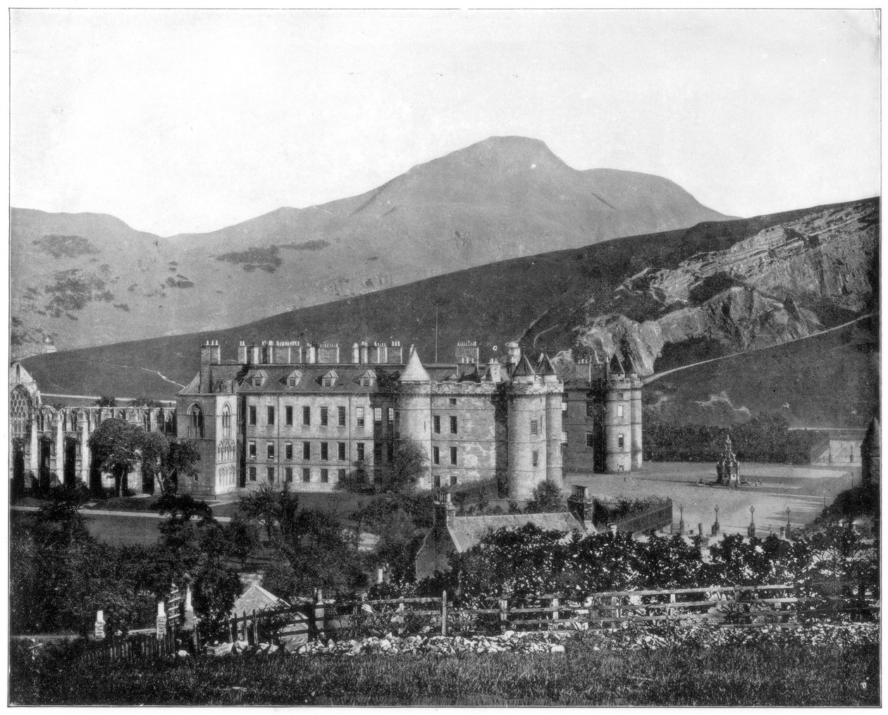 Holyrood Palace, Edinburgh, Schotland, eind 19e eeuw door John L. Stoddard