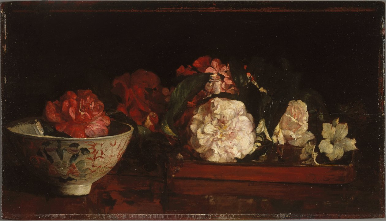 Bloemen op een Japans Dienblad op een mahoniehouten tafel door John La Farge