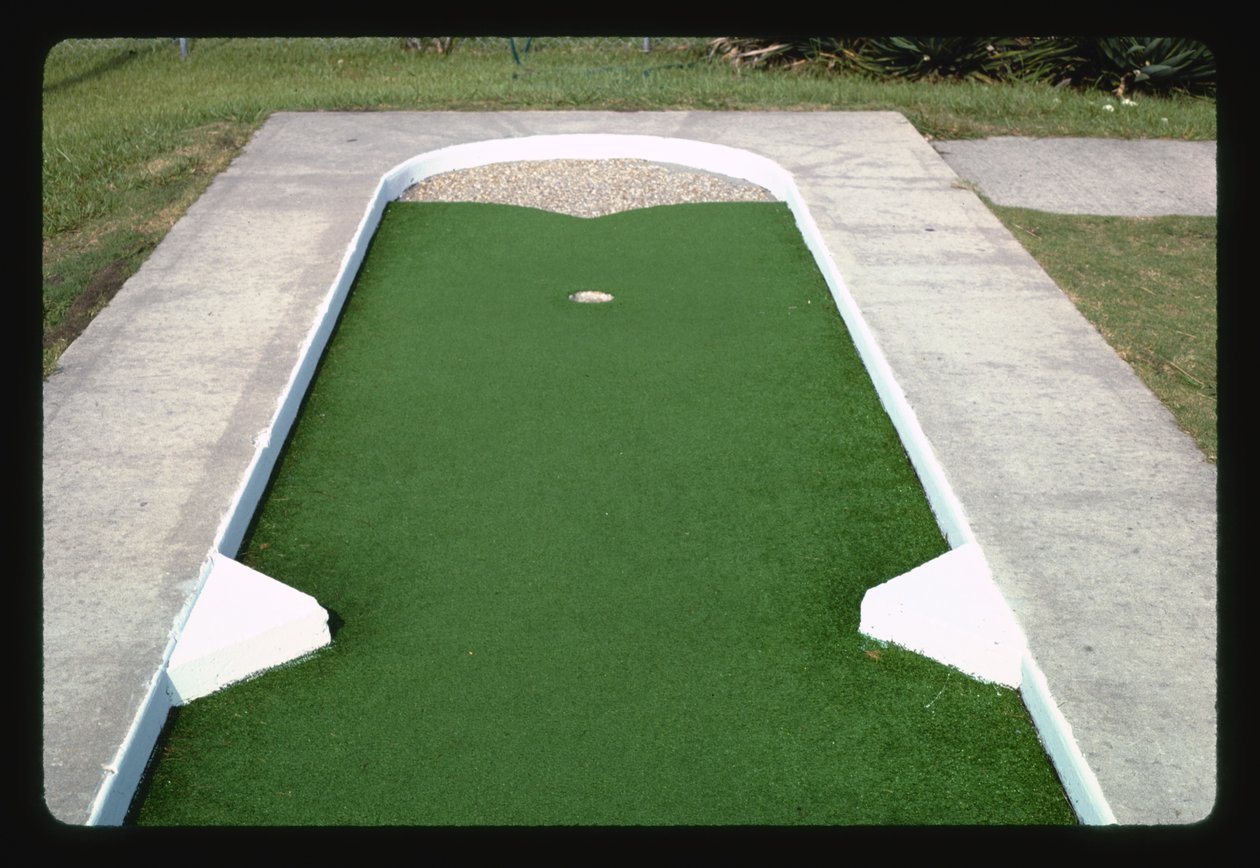 Pebble Trap Hole, Jekyll Island Mini Golf I, Jekyll Island, Georgia, Verenigde Staten door John Margolies