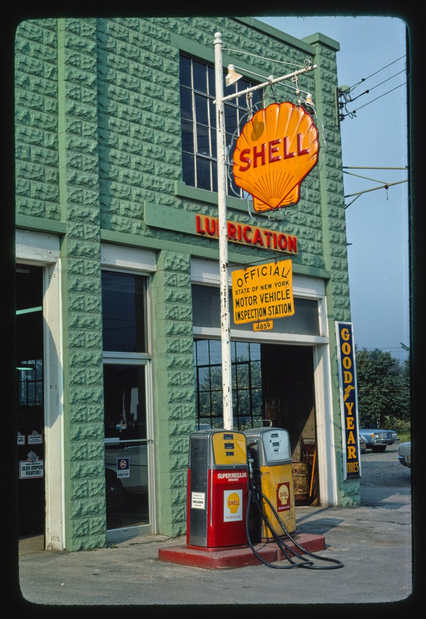 Shell Tankstation, Delaware Street, Walton, New York, VS door John Margolies
