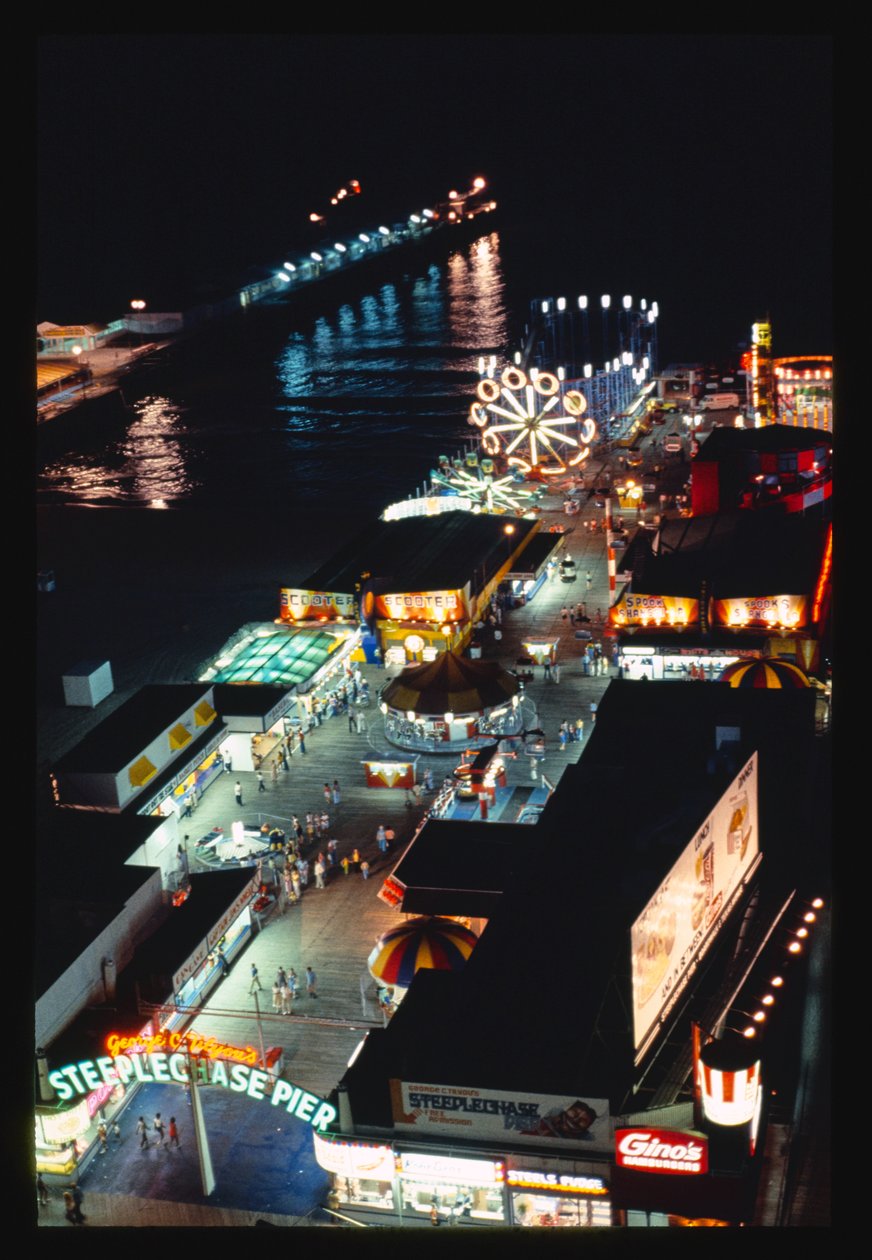Steeplechase Pier bij nacht, Atlantic City, New Jersey, Verenigde Staten door John Margolies