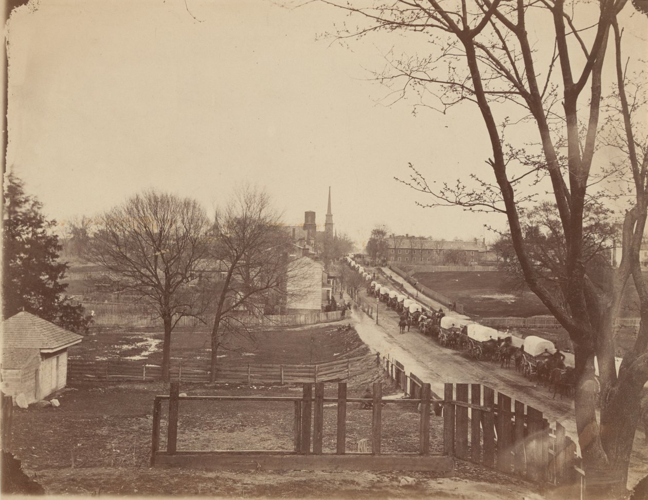 Trein met legerwagens rijdt Petersburg binnen, Virginia, april 1865 (foto) door John Reekie