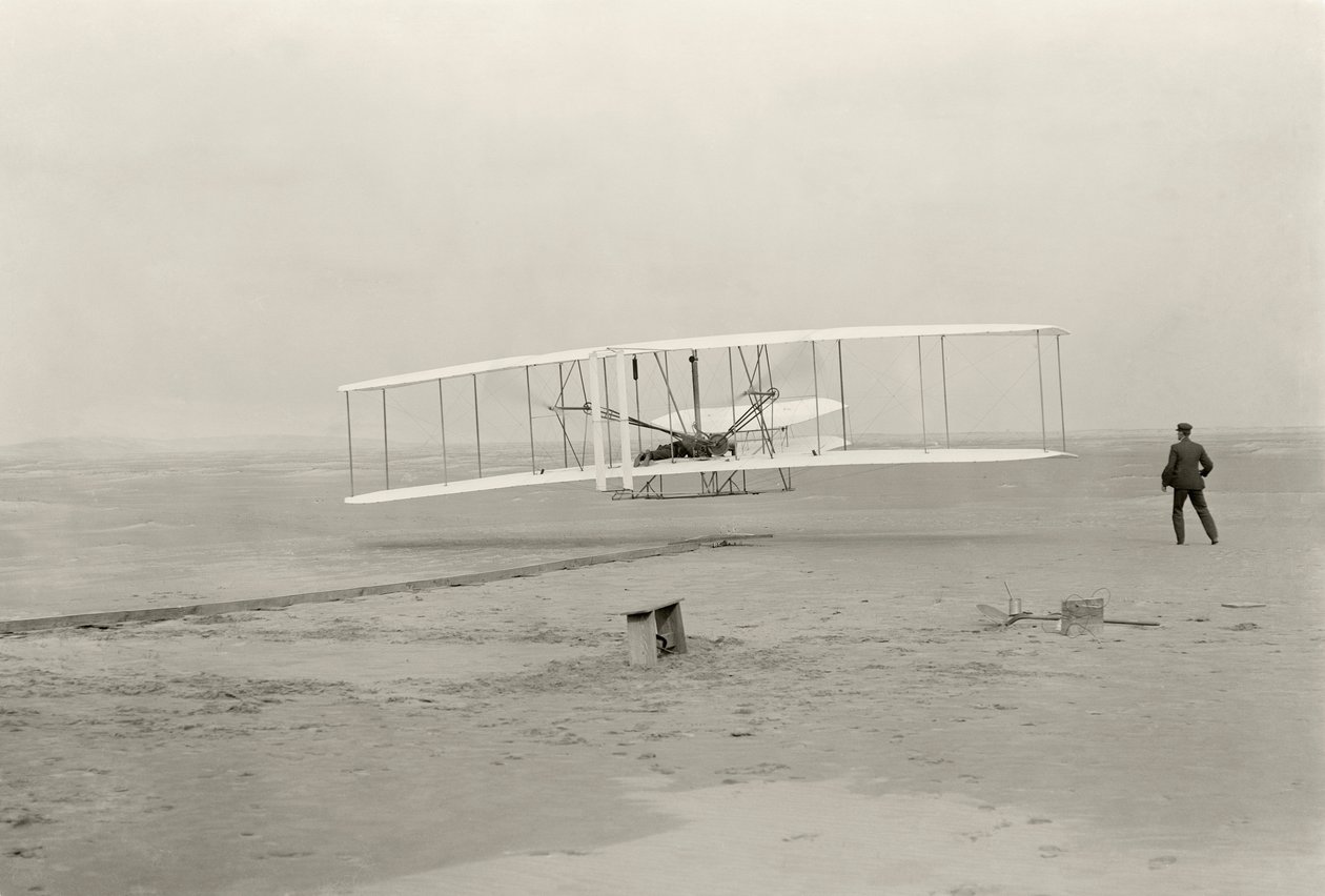 De Wright Flyer I maakt zijn eerste vlucht van 120 voet in 12 seconden, in Kitty Hawk, North Carolina door John T. Daniels