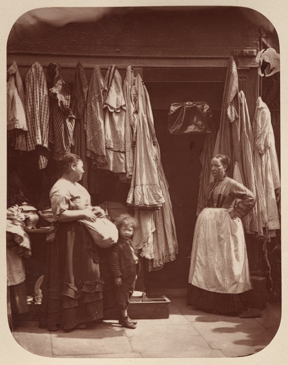 Een oude kledingswinkel, Seven Dials door John Thomson