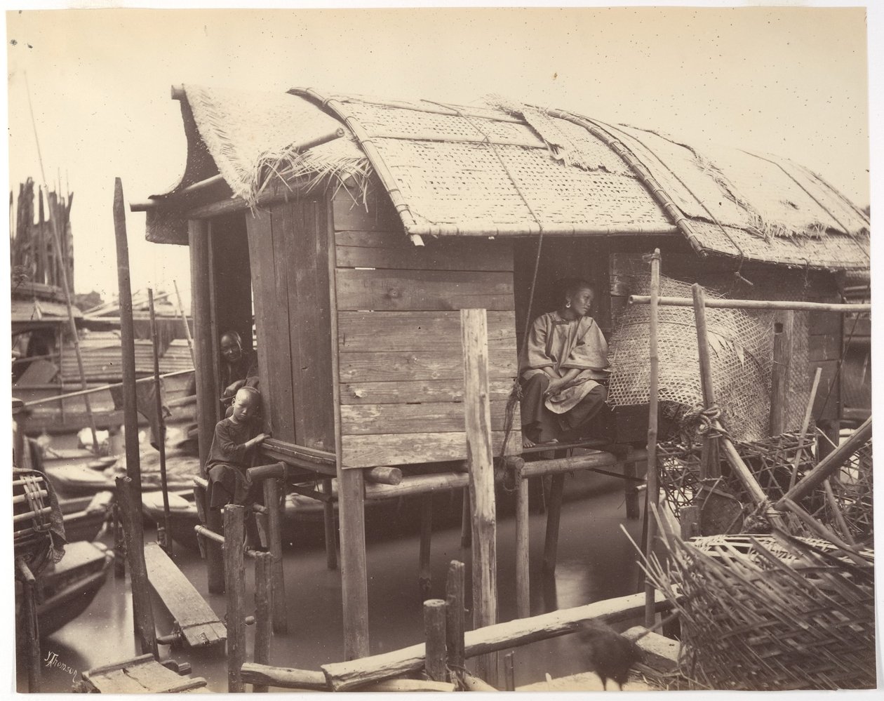 Woning op het water, Kanton door John Thomson
