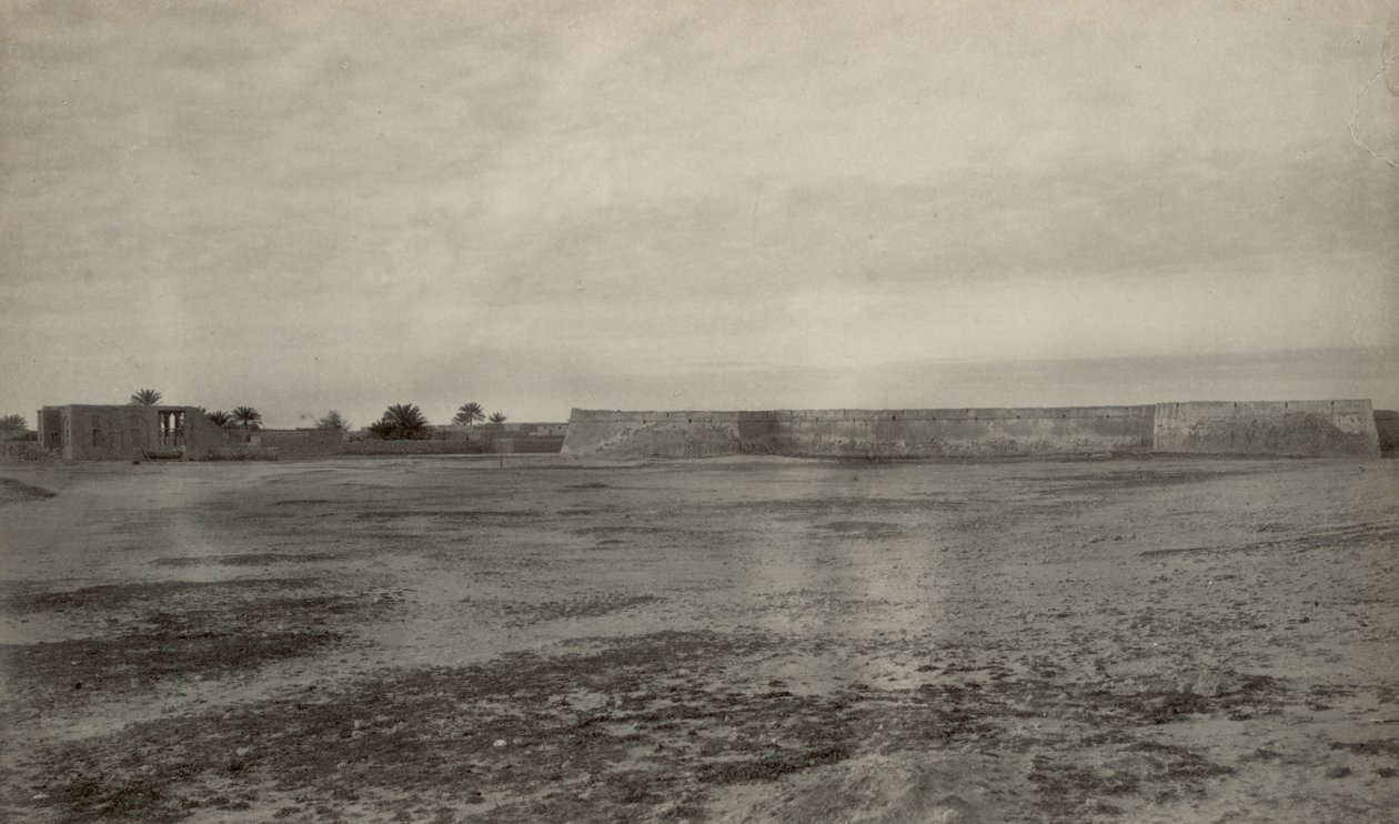 Fort, vermoedelijk Fort Mosselstein van de VOC in Band-e Charak bij Bandar-e Lengeh in Iran door John Thomson