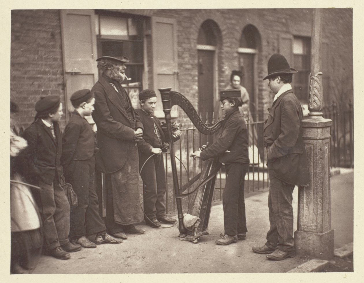 Italiaanse straatmuzikanten door John Thomson