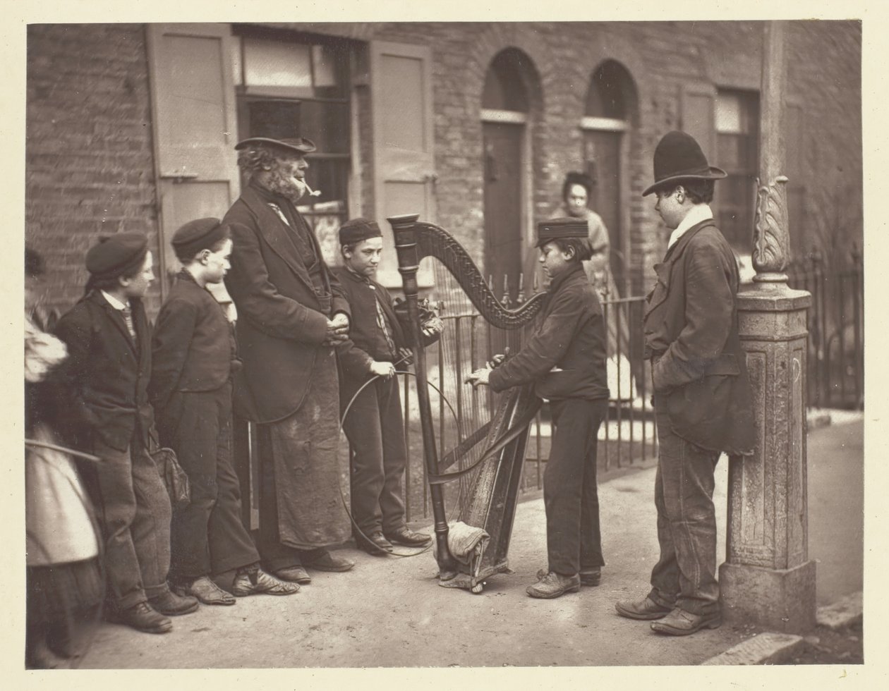 Italiaanse straatmuzikanten, 1881 door John Thomson