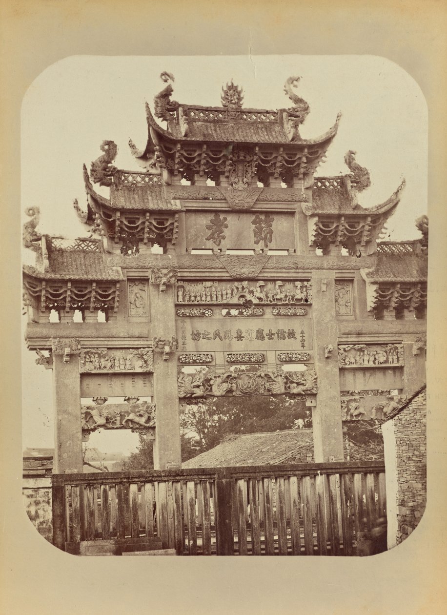 Tempelpoort, Shanghai door John Thomson