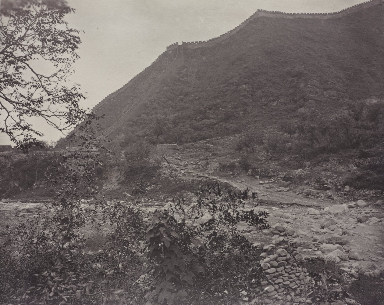Uitzicht op de Grote Muur, China, ca. 1871 door John Thomson