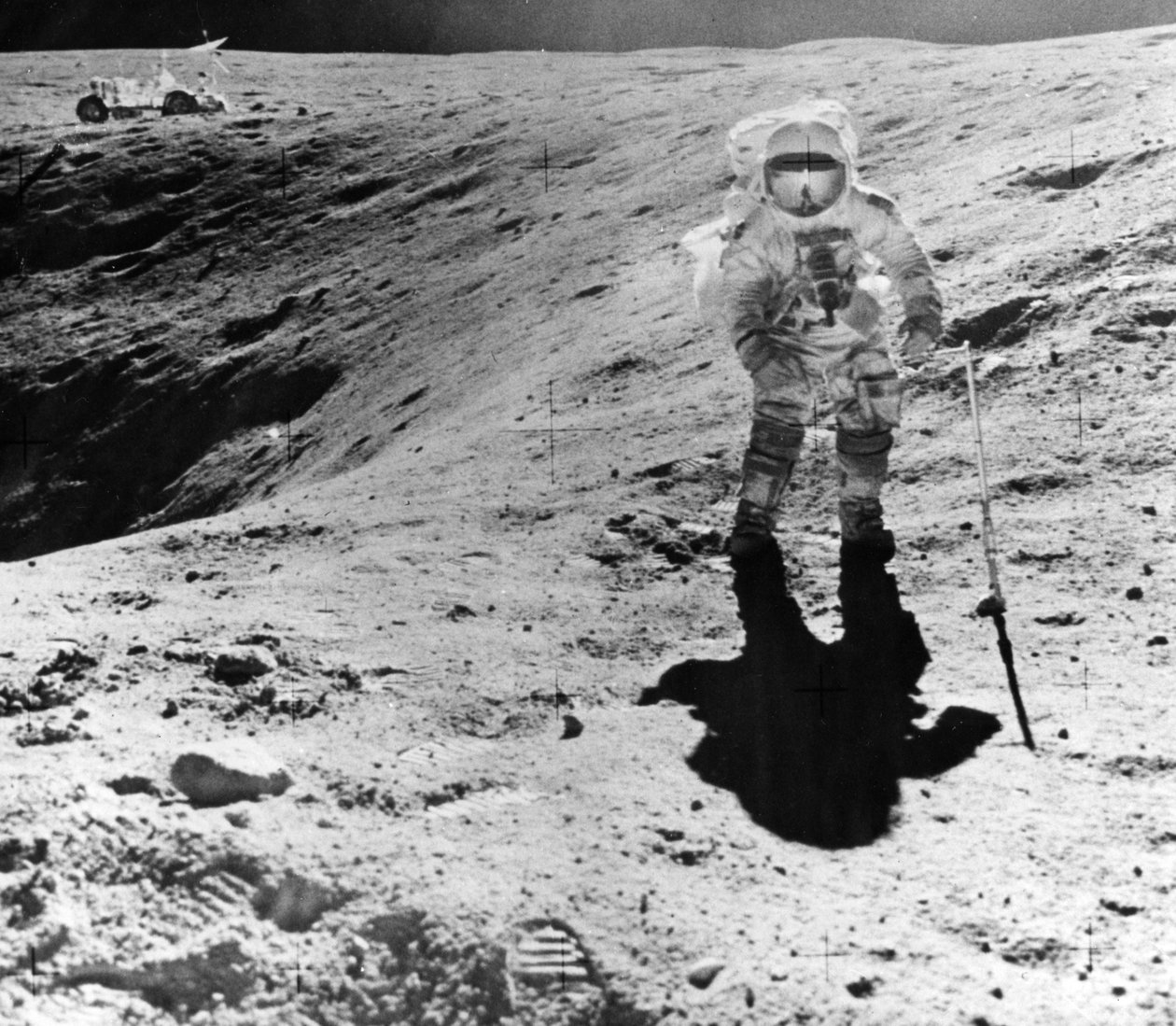 Charles Duke verzamelt monsters op de Descartes-landingsplaats tijdens de Apollo 16-missie door John Watts Young
