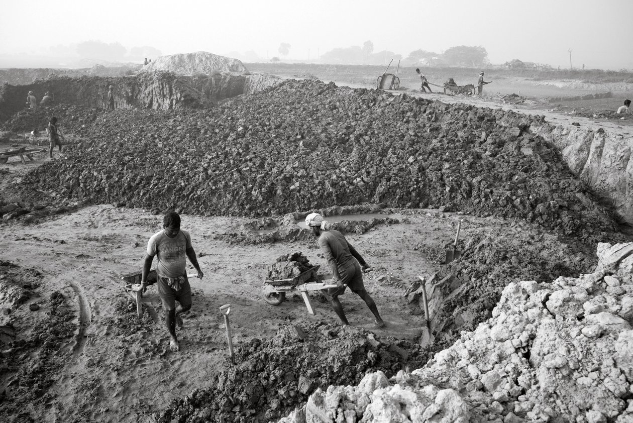 Baksteenfabrieken in Kolkata, India, 2016 (foto) door Jon Nicholson