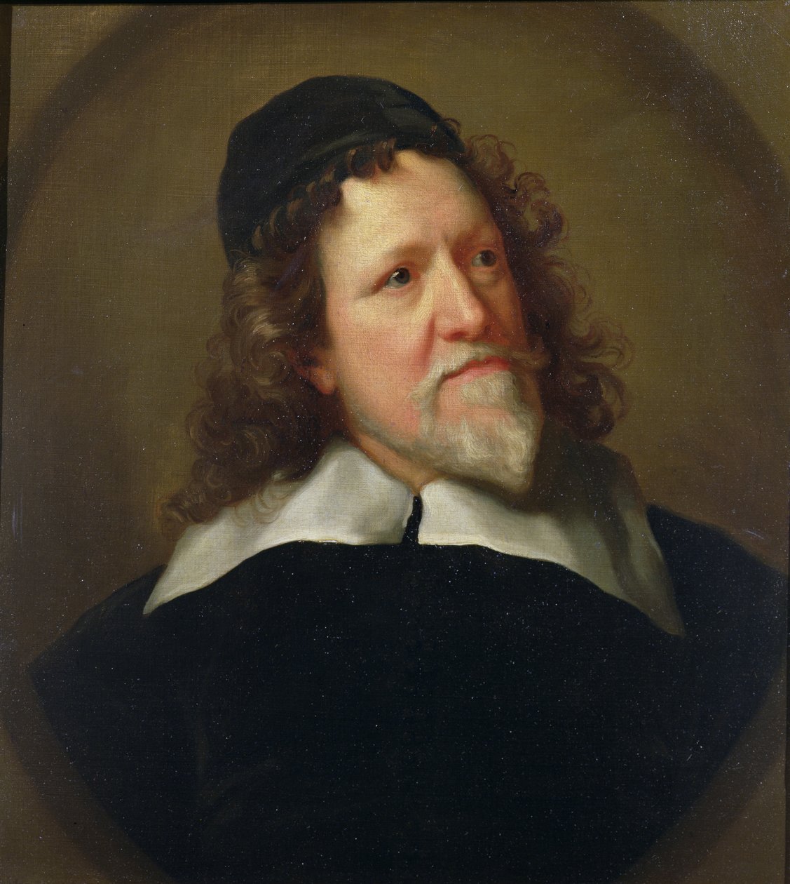Portret van Inigo Jones met een zwarte tuniek en muts door Jonathan Richardson