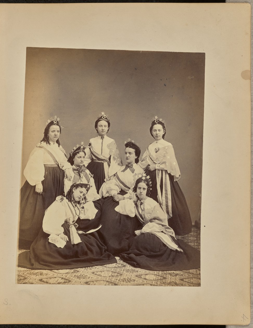 [Groepsportret van vrouwen met kronen en sjerpen]. door Jordan H. Abbott